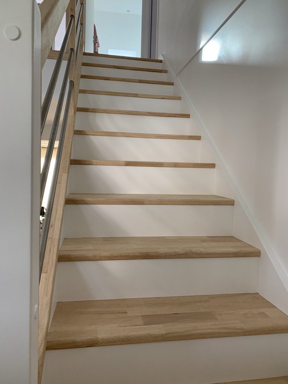 Escalier avec marches bois protégées par vitrificateur transparent mat
