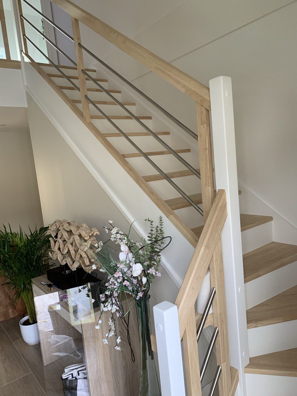Escalier rénové avec peinture blanche et bois conservé