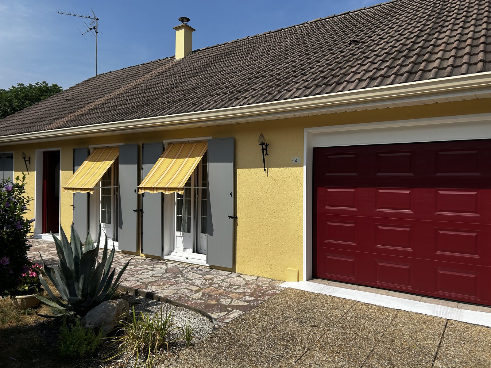 Vue d'ensemble après travaux, façade et menuiseries reprises
