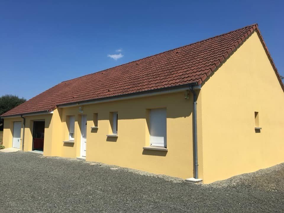 Façade peinte avec finition uniforme sur maison individuelle