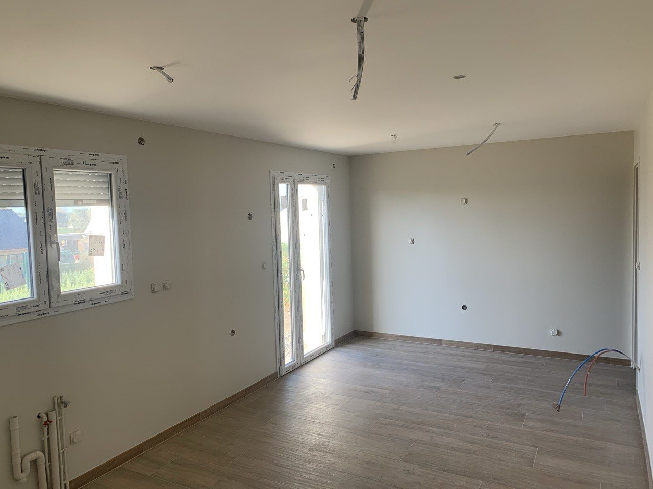 Peinture intérieure de pavillon neuf avec murs et plafonds homogènes