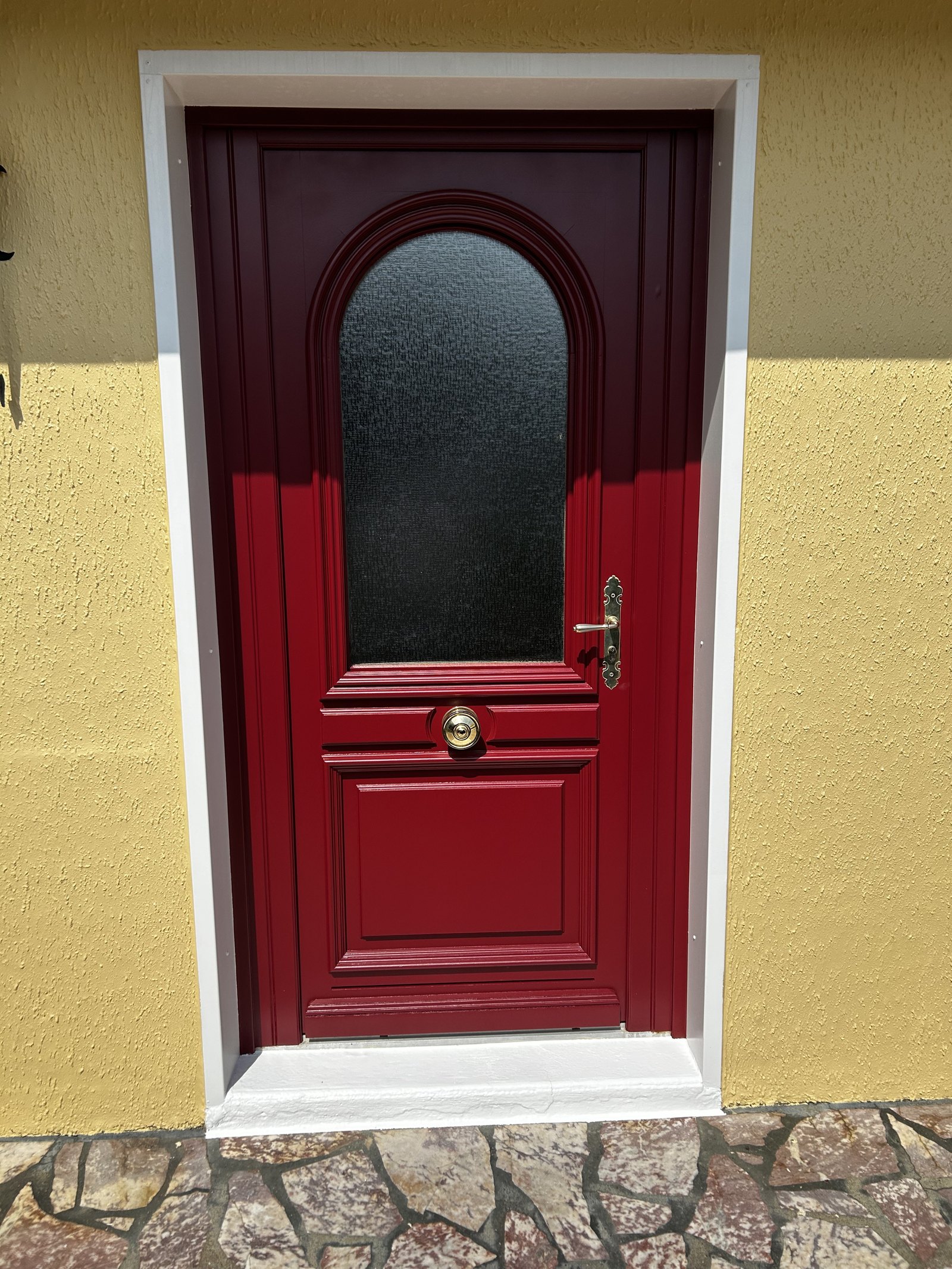 Porte d'entrée repeinte, encadrement souligné en blanc