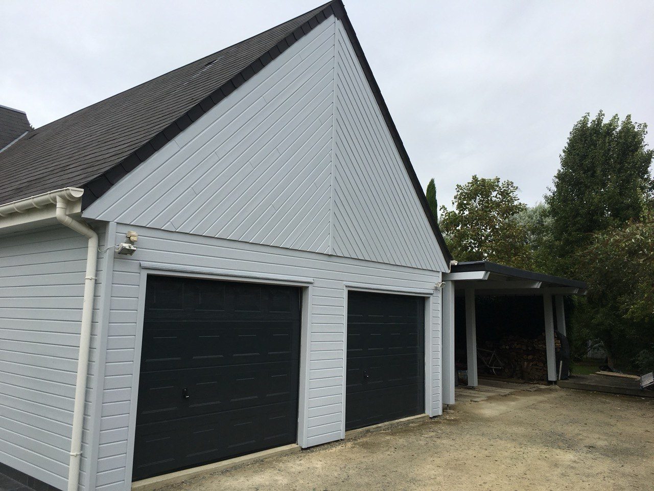 Porte de garage et bardage modernisés avec finition anthracite