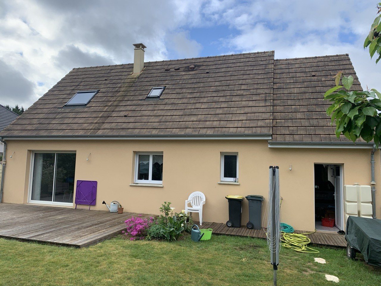Toiture avant nettoyage avec mousses et salissures