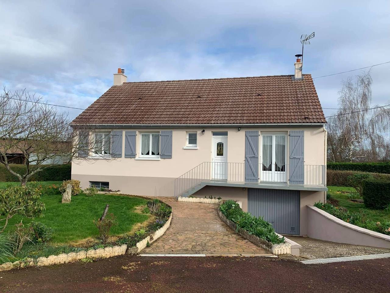 Toiture de pavillon aux tuiles décolorées avant hydrofuge coloré