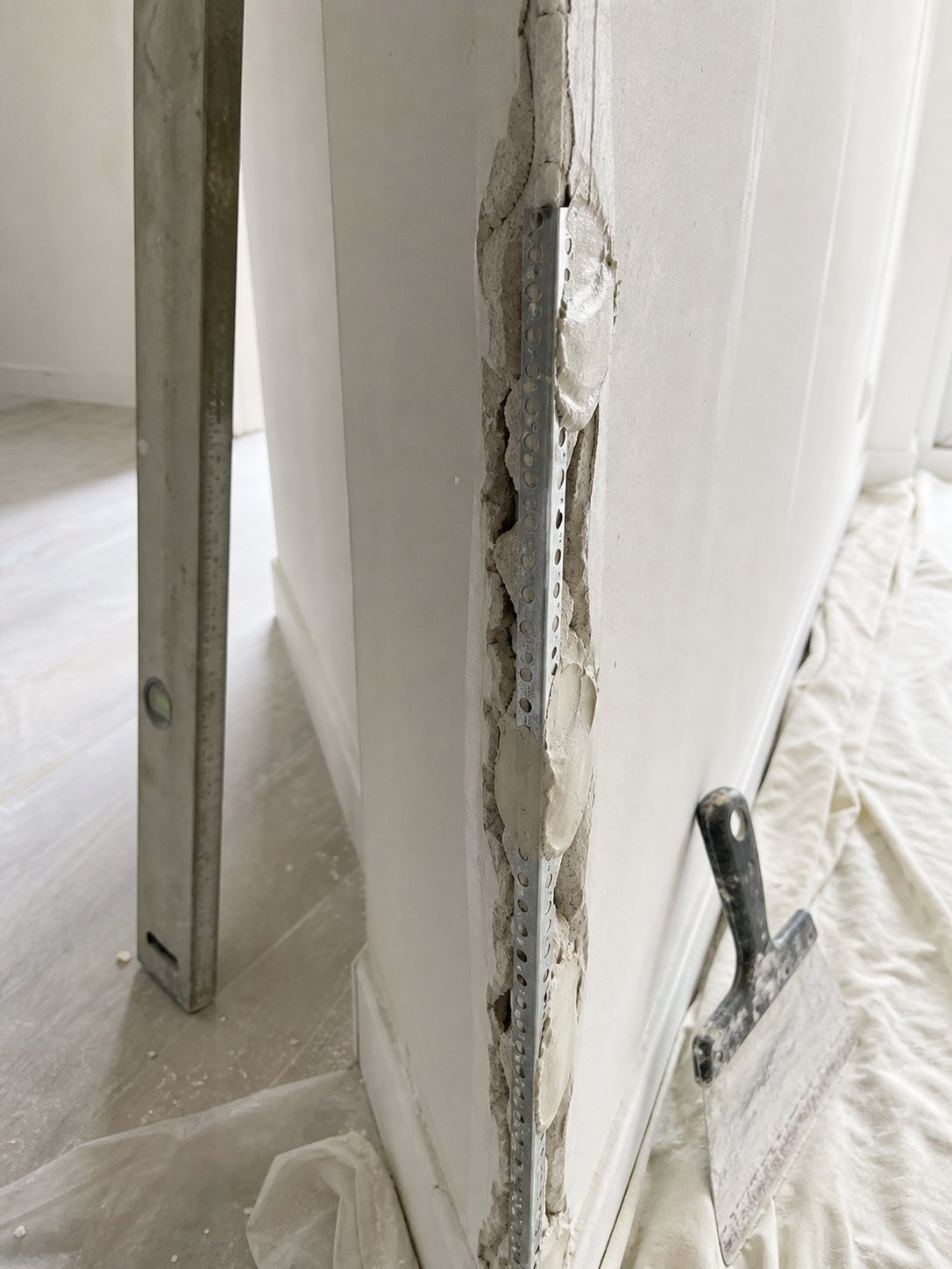 Angle de mur cassé : comment le refaire avant peinture