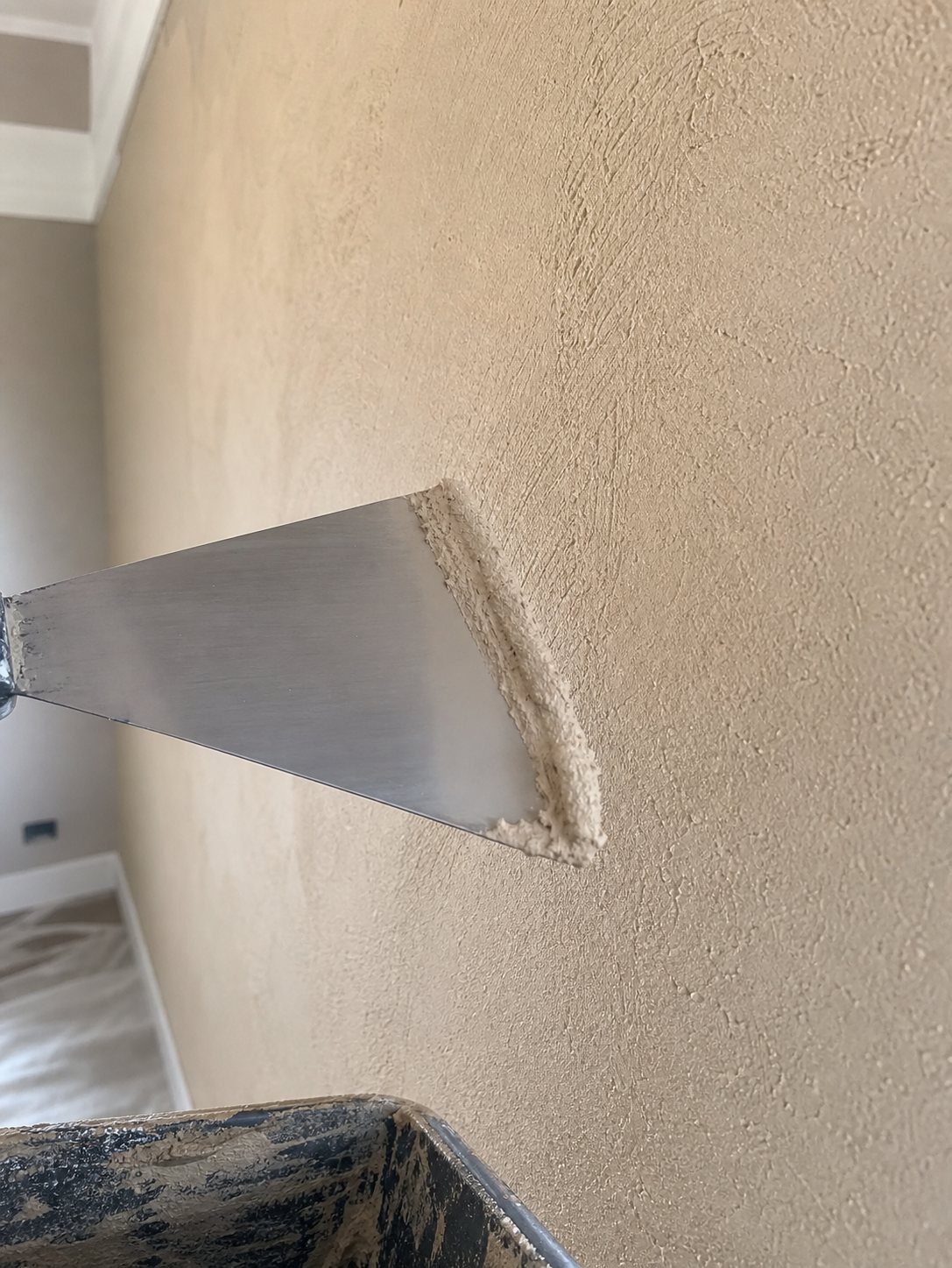 Appliquer un enduit décoratif à la spatule : les gestes