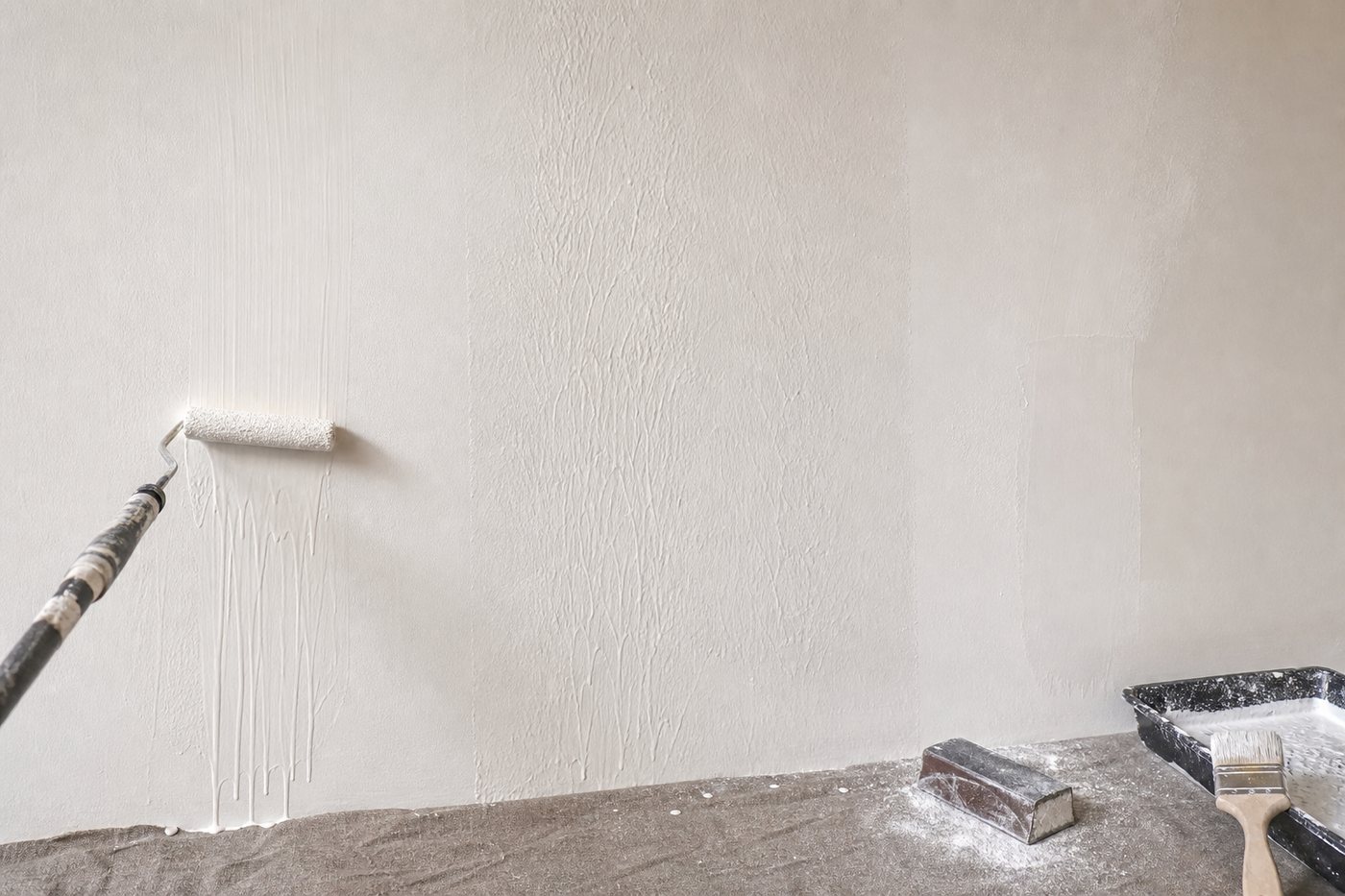 Coulures de peinture sur un mur : bien les rattraper