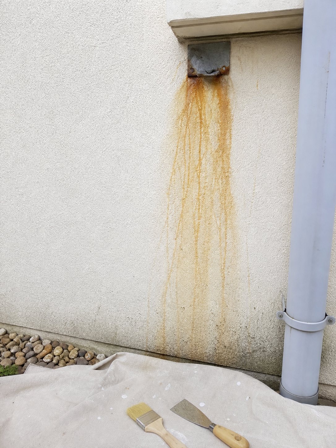 Coulures de rouille sur une façade