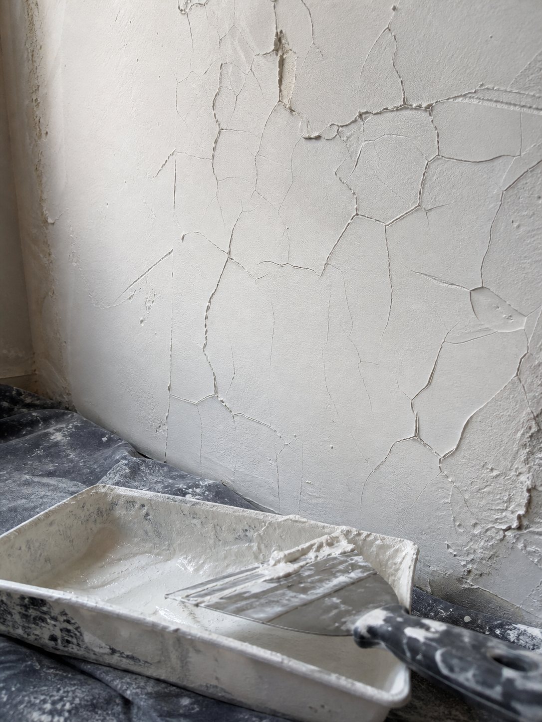 Enduit qui fissure en séchant : causes et solutions