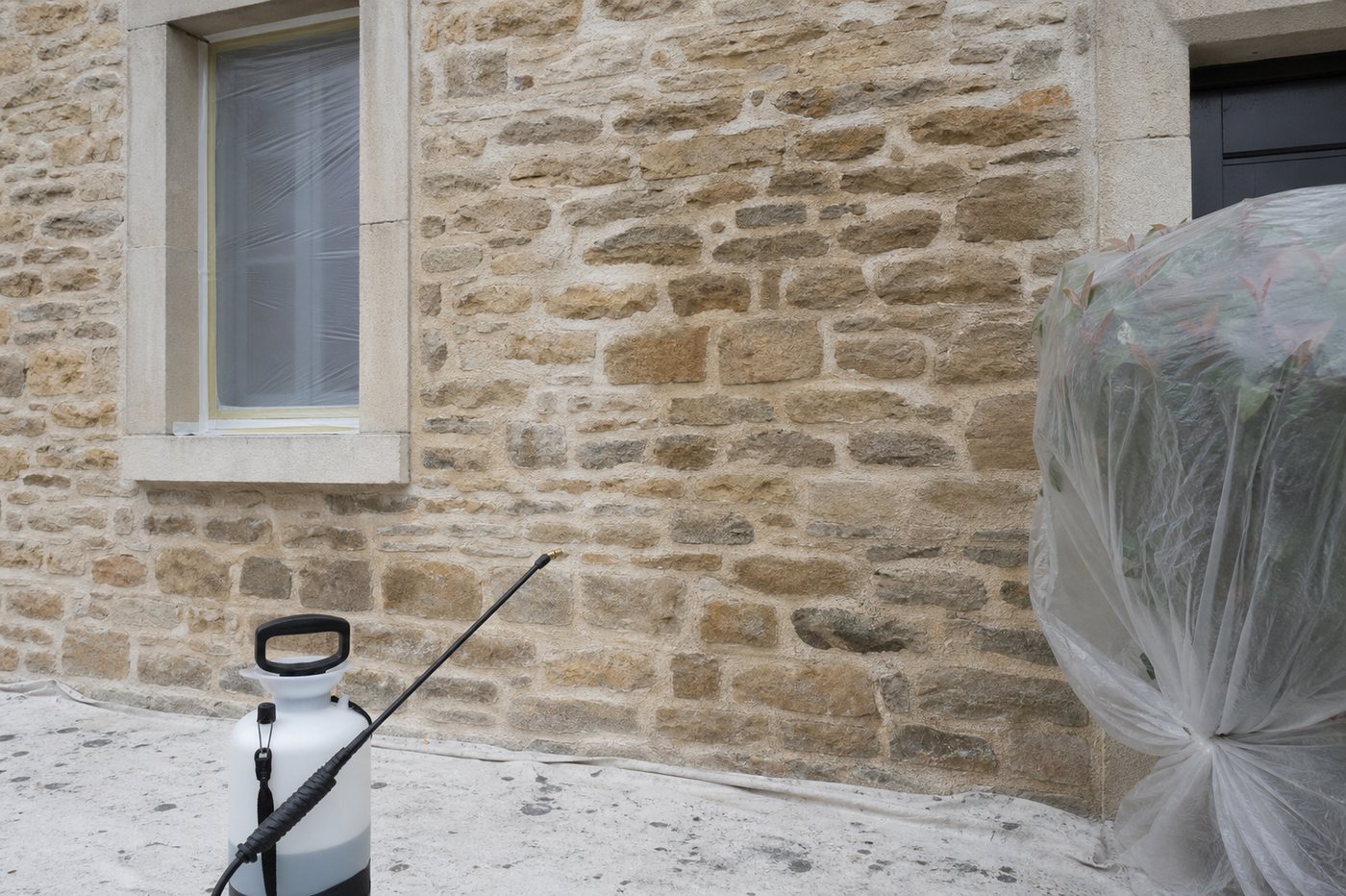 Hydrofuger une façade en pierre