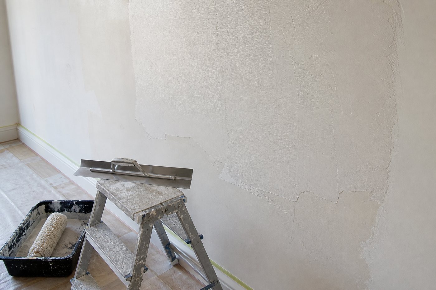 Lame à enduire ou rouleau pour un ratissage mural