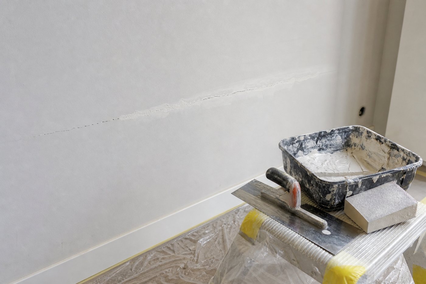 Mastic acrylique ou enduit pour une fissure : bien choisir