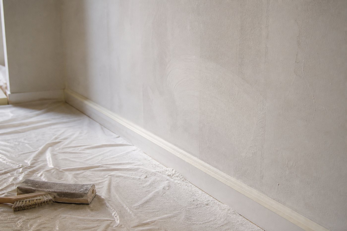 Mur poudreux après ponçage : comment le stabiliser