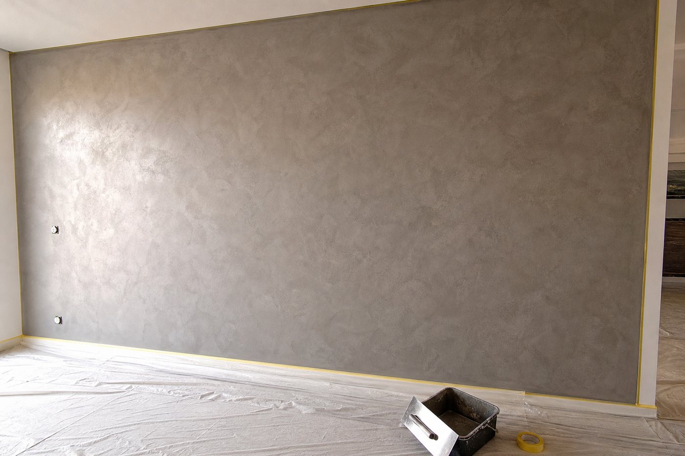 Peinture effet béton ciré sur un mur : rendu et pose