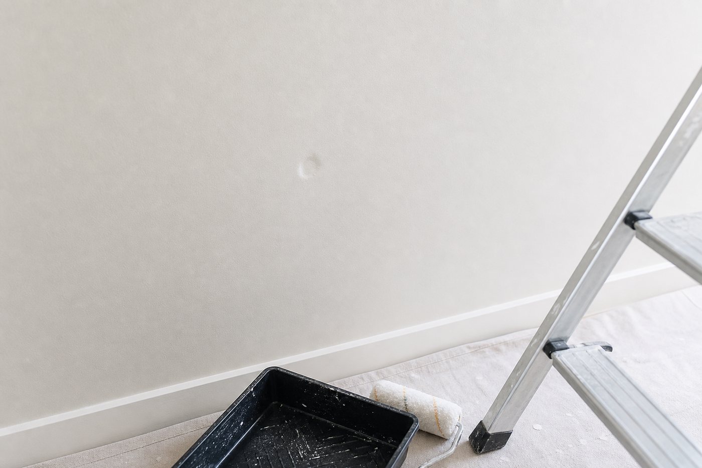 Peinture sèche au toucher mais pas dure : combien de jours