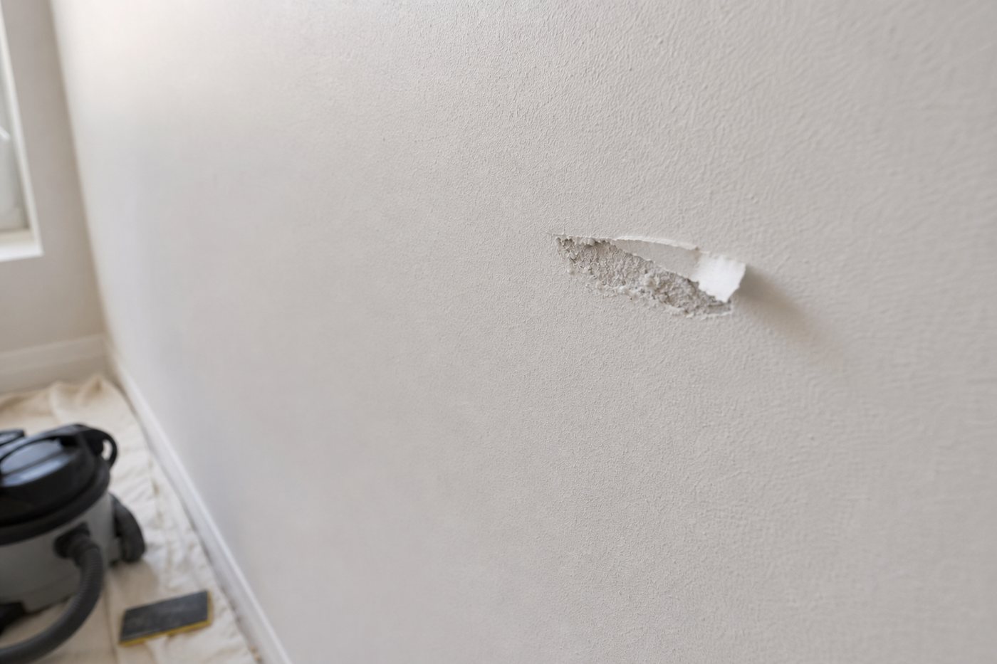 Poussière de ponçage sous la peinture : quels risques