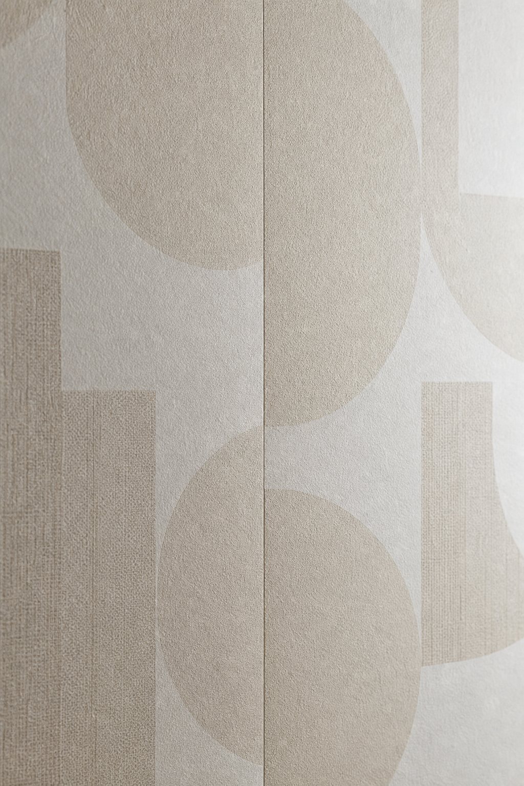 Raccord entre deux lés de papier peint à motif